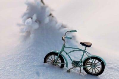 rower w sniegu